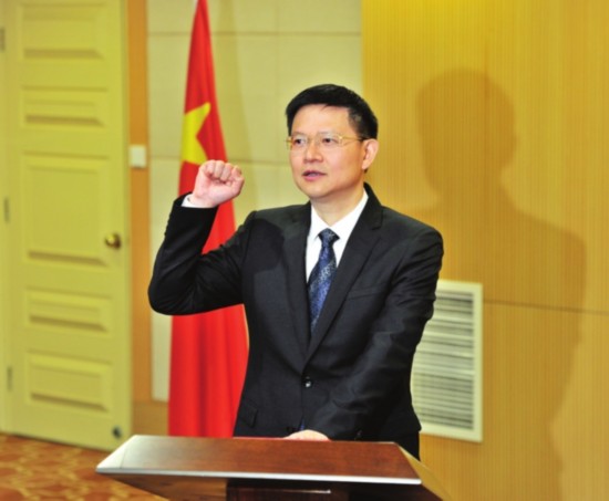 李亚平:紧紧依靠干部群众 努力做好富民 答卷