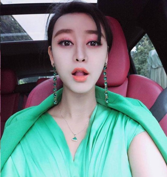 网红何承熹撞脸Baby范爷 晓明李晨都得抓瞎 郑