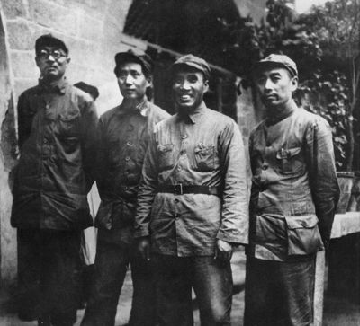 1937年8月，周恩來與國民黨進行五次談判后回到延安。這是他和毛澤東、朱德、林伯渠在毛澤東居住的窯洞前合影。