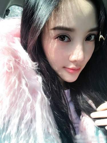 李小璐的双眼皮变窄了!还擦掉了浓浓一字眉