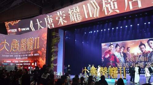 任嘉伦舒畅现身《大唐荣耀2》 遭疯狂粉丝围堵