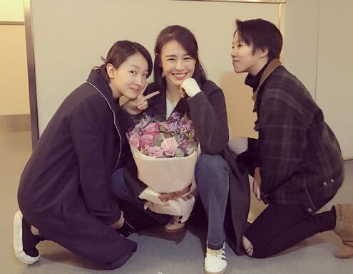 好闺蜜!周冬雨窦靖童喝酒撸串 窦靖童坐着板凳一脸淡定