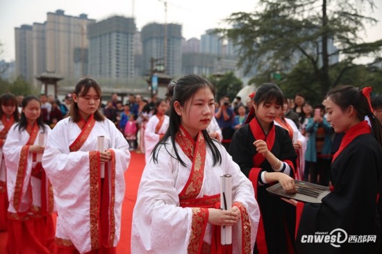 50名女孩汉城湖体验传统成人礼 感悟中华传统