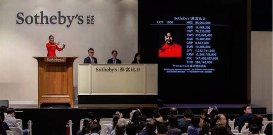 香港苏富比现当代艺术晚拍现场。图片:致谢SCMP