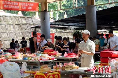 資料圖:清明時節,台灣民眾在台北富德靈骨樓處燒香。 <a target='_blank' data-cke-saved-href='http://www.chinanews.com/' href='http://www.chinanews.com/'><p align=
