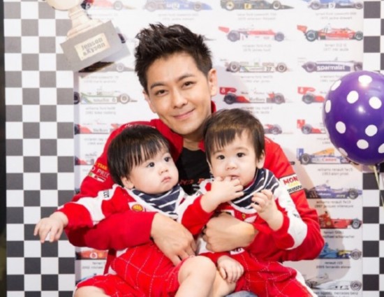 Kimi是个超暖的大哥哥 抱紧双胞胎弟弟玩滑梯