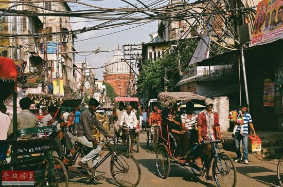 印度北方邦警方严打性骚扰:男子站在女校外将