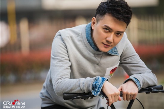 冯绍峰曝春日单车写真 变身绿色出行达人