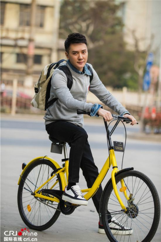 冯绍峰曝春日单车写真 变身绿色出行达人