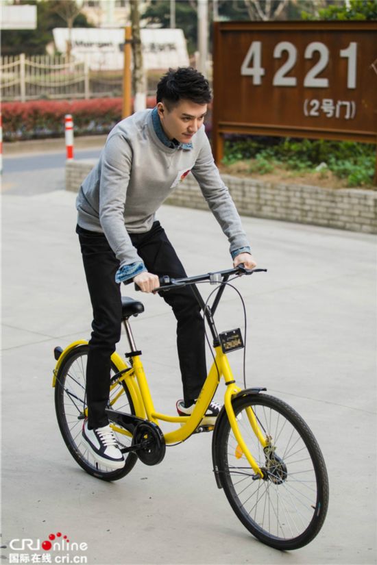 冯绍峰曝春日单车写真 变身绿色出行达人