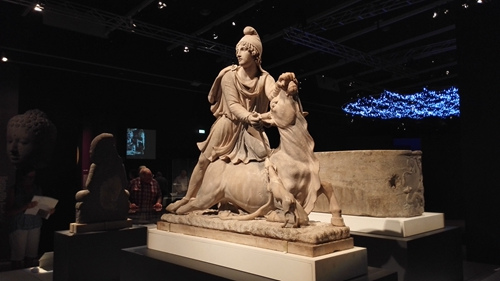 　“大英展”中的密特拉雕像。闫志供图