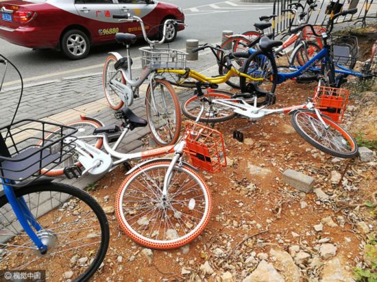Vandalized shared bikes are abandoned on a sidewalk in Shenzhen. [File photo: VCG]