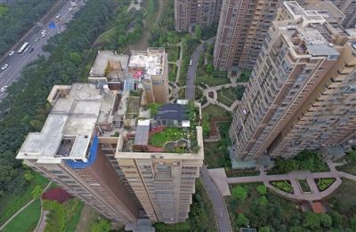 成都高新区一小区顶楼 竟有67户违建"楼上楼"