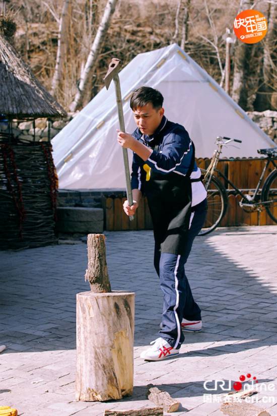 谢娜背小H巡山捡柴 忆故乡思家人走心落泪(图