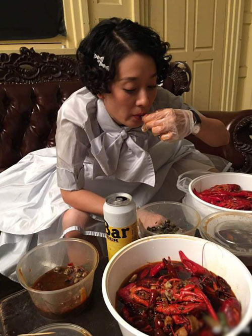 马伊璃秀恩爱 小龙虾配啤酒夫妻档拍戏生活两