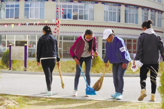 20余名高校志愿者走进拉萨市社会福利院献爱心