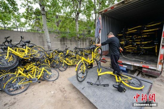 北京受损共享单车堆积如山 工人修不完 - 京津