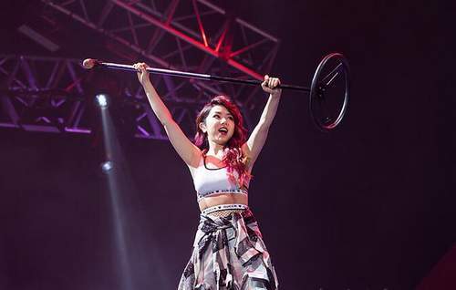 有胸有腿!邓紫棋不穿皮裤美炸天 获高空托举