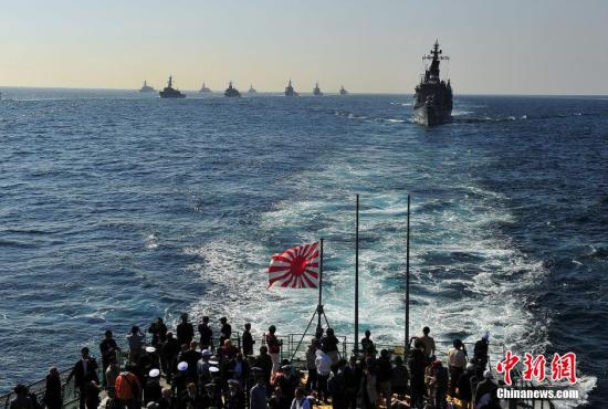 資料圖:三年一度的日本自衛隊海上“觀艦式”在相模灣舉行。王健 攝