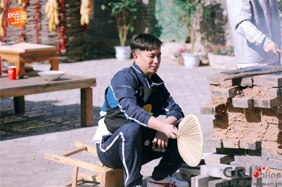 《向往的生活》谢娜赵丽颖变炕王 何炅厨艺感