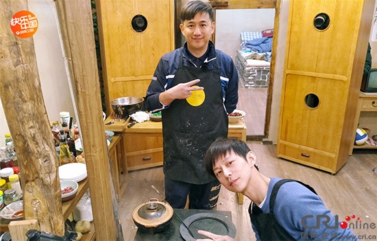 《向往的生活》谢娜赵丽颖变炕王 何炅厨艺感