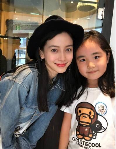 生孩子后变样了?baby素颜现身美国认不出(图)