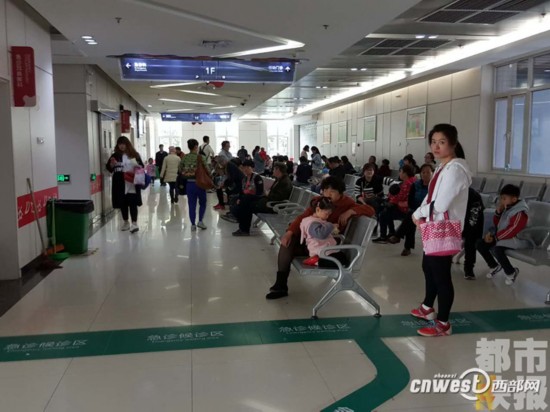 注意!孩子身上一出现小红点 可能传染手足口病