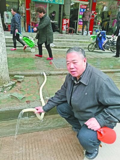 供水管渗漏4个月维修难 每天至少50吨水流失(
