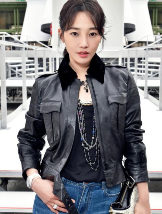 白百合出轨再曝猛料:当街捏臀视频曝光 握得一