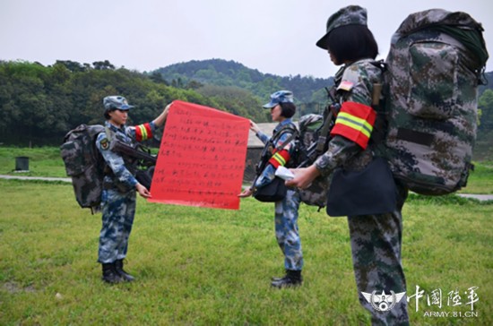 女生不比男生差 女汉子 上演军校版荒野求生--