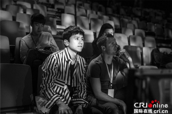 张杰《歌手》总决赛搭档天籁萌娃深情对唱