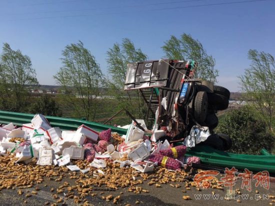 西宝高速一半挂车司机犯困被追尾 货车侧翻