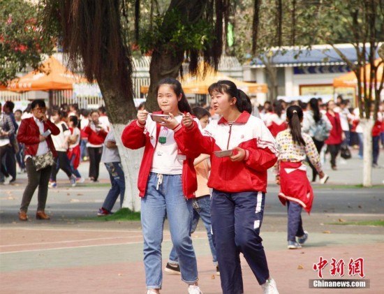 广西小学生叫卖自制壮乡小吃 校园变美食广场