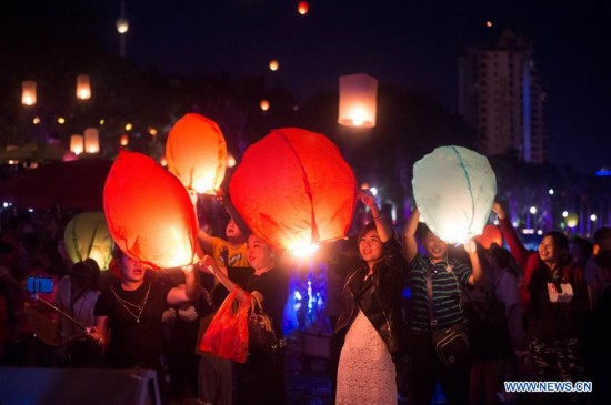 CHINA-YUNNAN-JINGHONG-KONGMING LANTERNS (CN) 