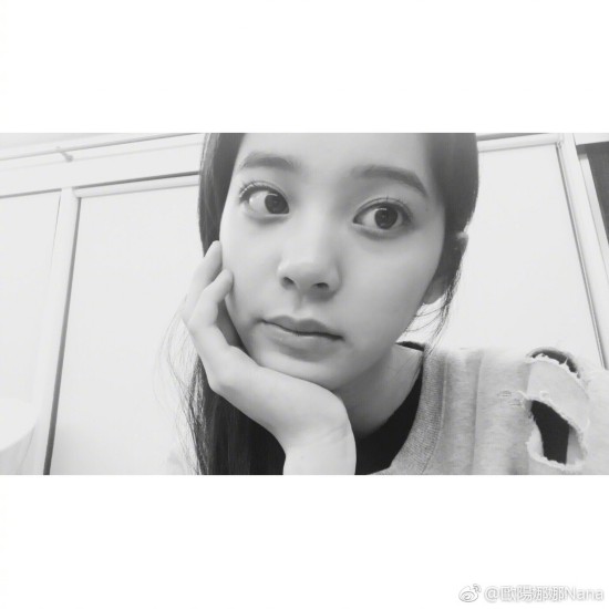 欧阳娜娜晒黑白美照 大眼小脸充满青春气息