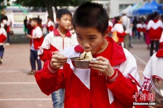 广西小学生叫卖自制壮乡小吃 校园变美食广场