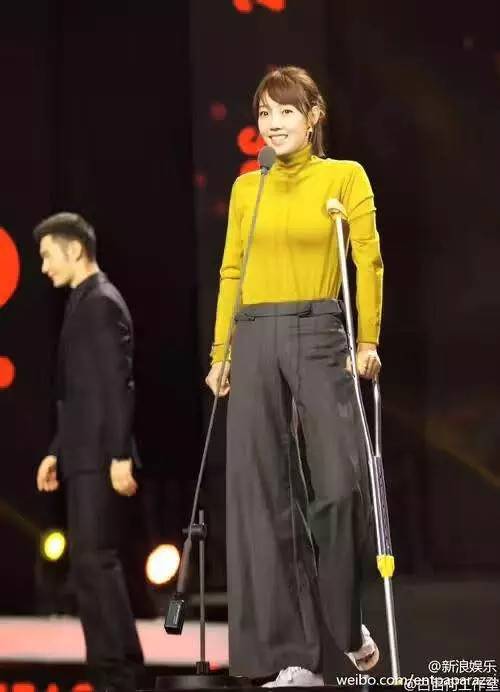 白百何与 鲜肉 张爱朋当街揉臀调情 女方被曝此