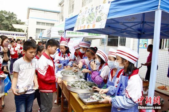 广西小学生叫卖自制壮乡小吃 校园变美食广场