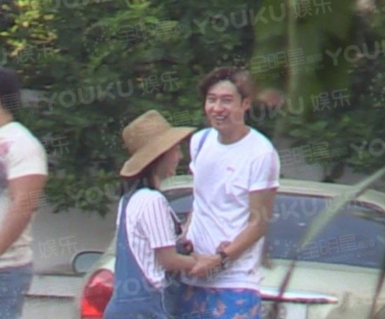 白百何与 鲜肉 张爱朋当街揉臀调情 女方被曝此