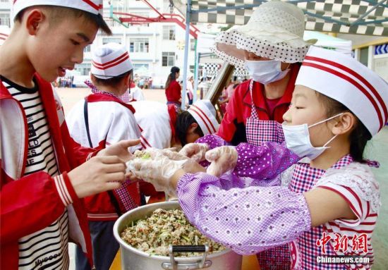 广西小学生叫卖自制壮乡小吃 校园变美食广场