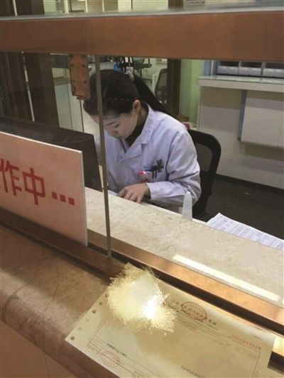 盐城市第一人民医院南院女护士上班敷面膜? 回