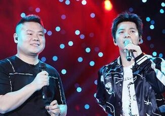 《歌手》决赛岳云鹏帮唱李健 小岳岳欲牵手被