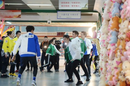 《奔跑吧》跑男第五季开播 刘嘉玲迪丽热巴 抢