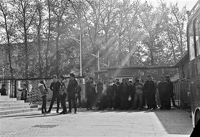 京房山驾校群体作弊:督考员念答案 连答题卡都