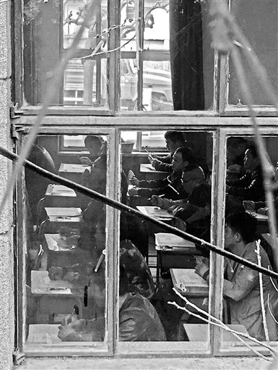 京房山驾校群体作弊:督考员念答案 连答题卡都