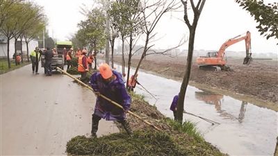 南通海门工业园区整治环境 让小河干净美丽