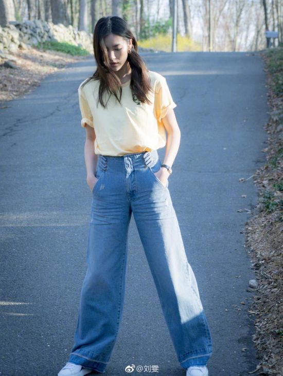 大表姐 刘雯街拍秀长腿 T恤牛仔裤尽显清新之