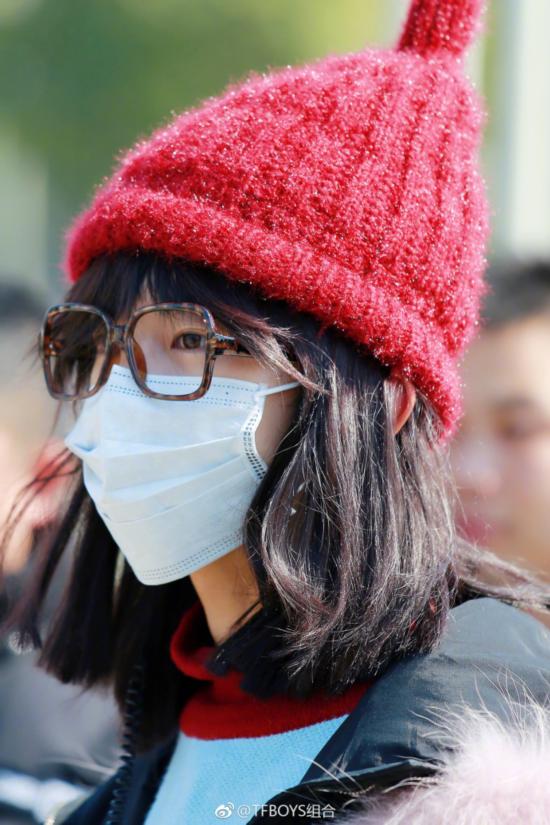 易烊千玺女装扮相比耶自拍显呆萌 自夸:真俊