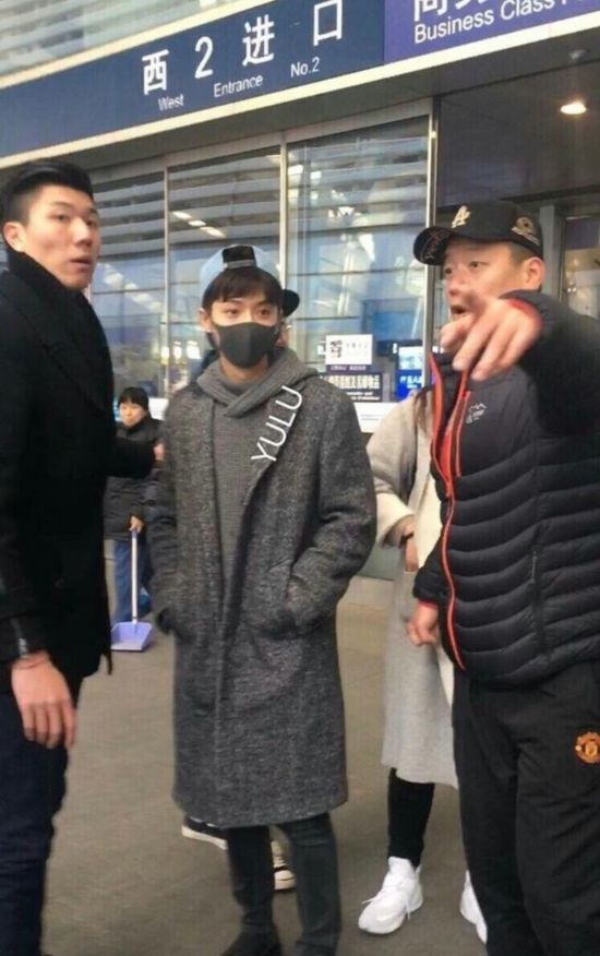 鹿晗剪新发型亮相高铁站 黑发顺毛傻狍子似高