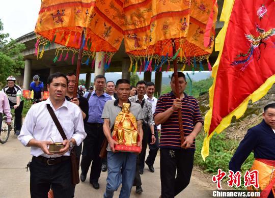 4月16日,南平延平王神像即将前往台湾。 张丽君 摄